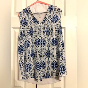 Ladies blouse size L in pretty blue and white floral pattern. Good condition!